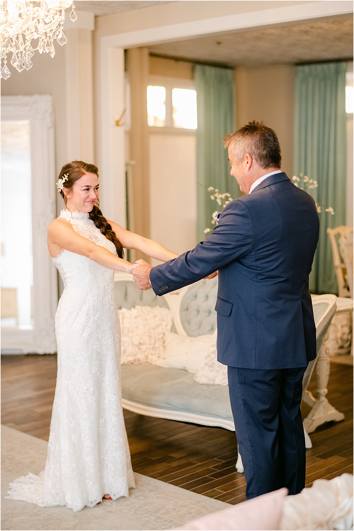 brides first look with her dad