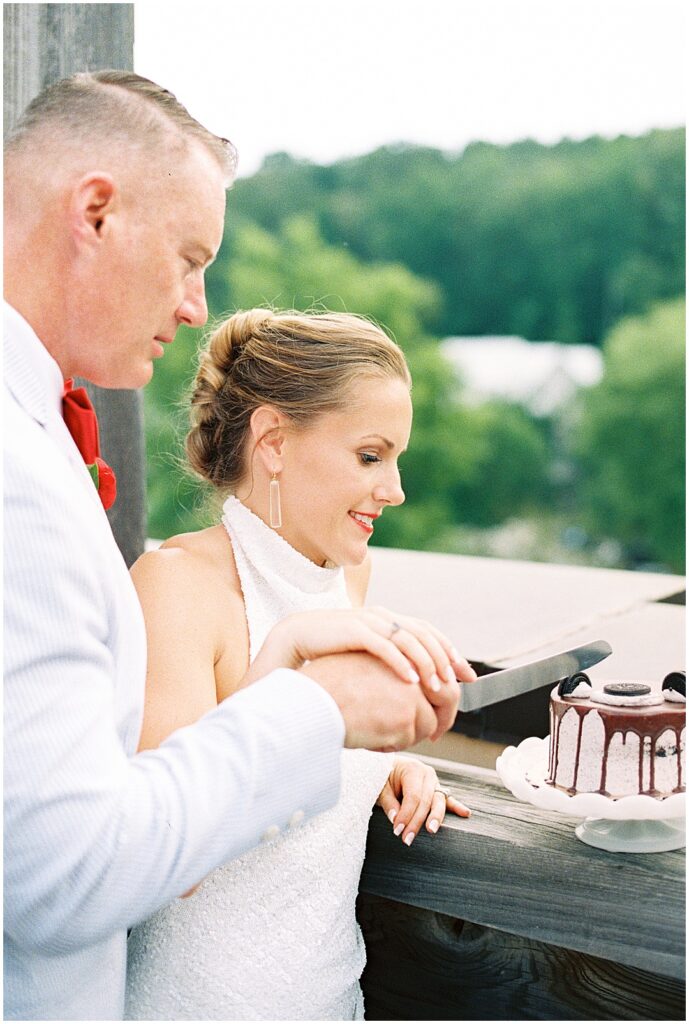 elopement-at-serenbe-bride-groom-cake-cutting