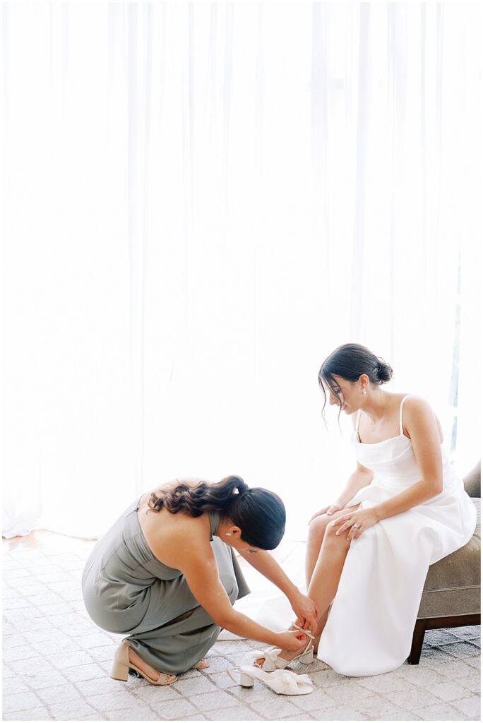 wedding-at-the-estate-atlanta-putting-on-shoes